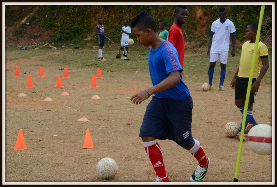 colombia_boy_playing_soccer