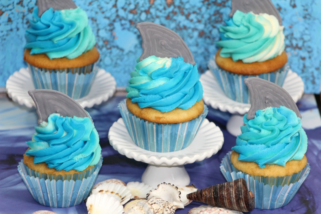 Shark_cupcakes_blue_icing_with_fin