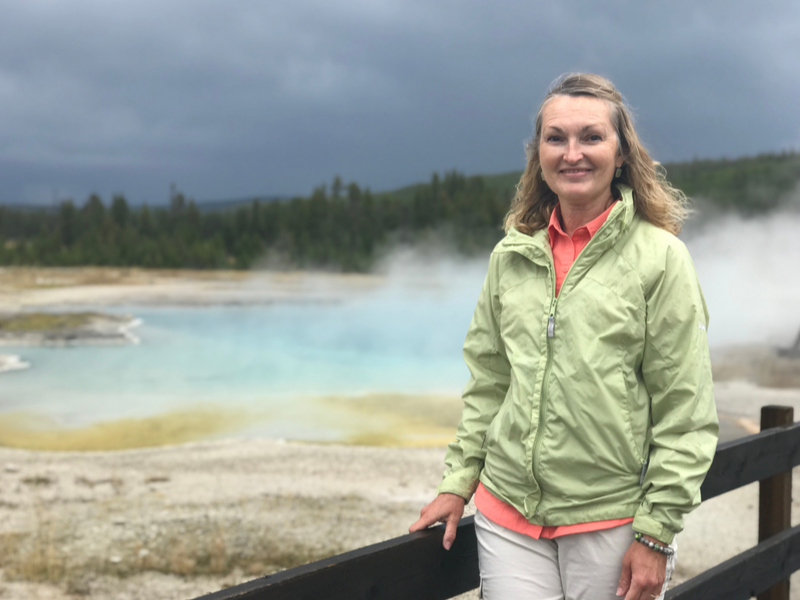 Yellowstone_woman_green_jacket_near_biscuit_basin
