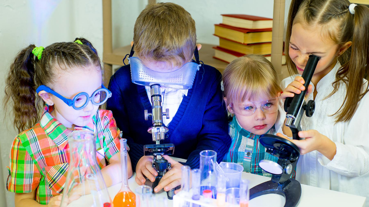 science_children_doing_experiments_in_lab